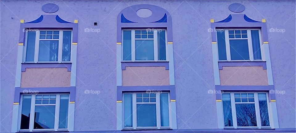 A lavender house with beautiful old fashioned detail presents itself in the inner city of „Straubing“, „Niederbayern“ or „Lower Bavaria“, Germany. 2024. Hypnotic Productions