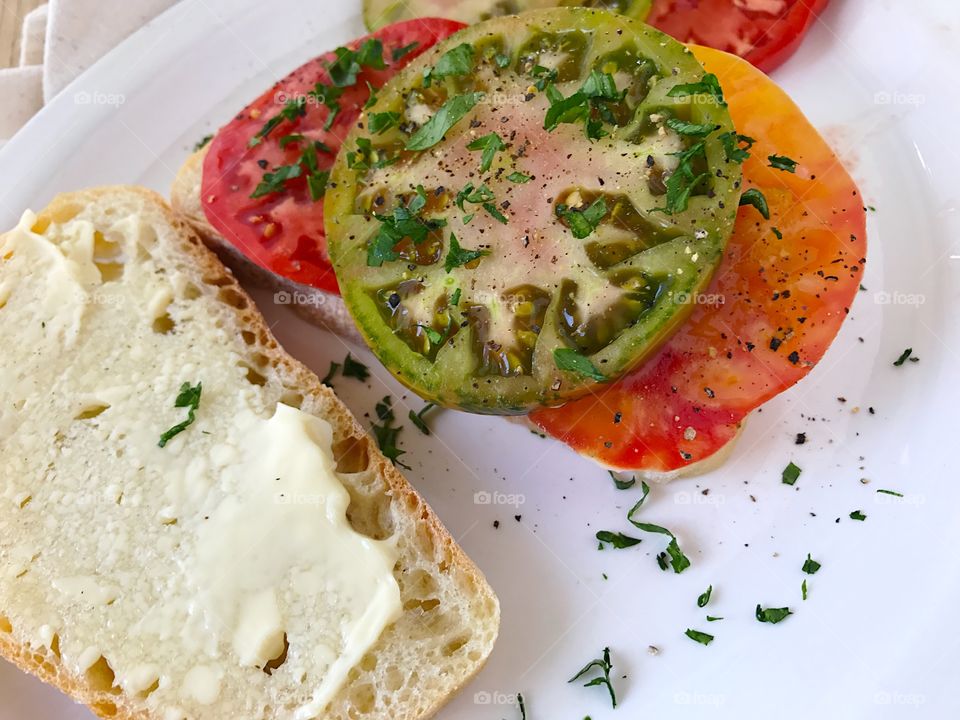 Sandwich of heirloom tomatoes with black pepper