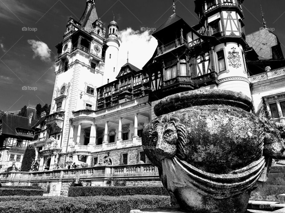 ein Schloss in Rumänien in schwarz weiß
