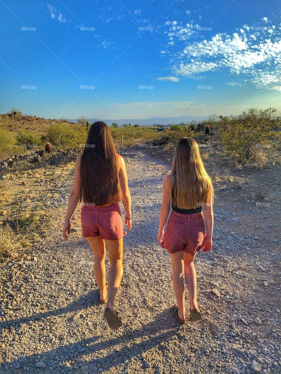 mother daughter blonde brunette