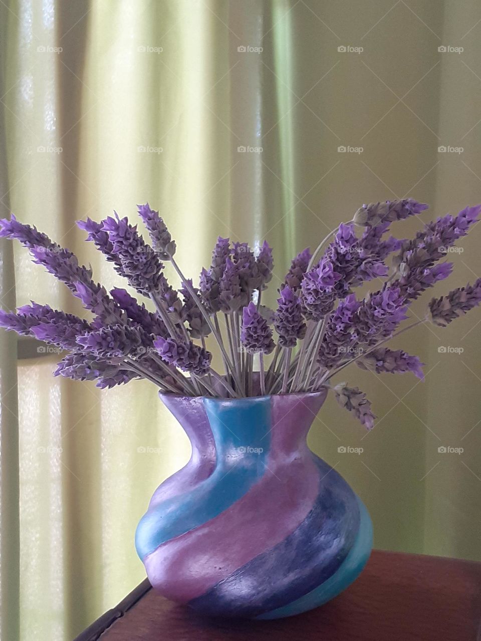 recipiente colorido con flores de lavanda