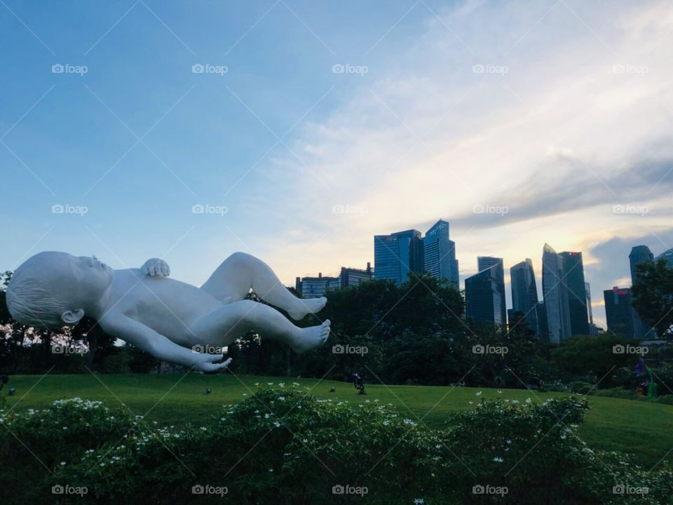 Ребёнок парит