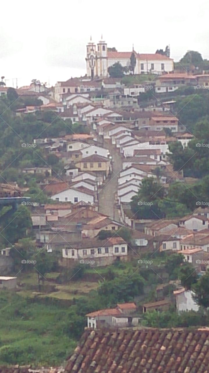 Ruas de Minas Gerais. Ruas das cidades históricas de Minas Gerais - igreja no alto da rua.