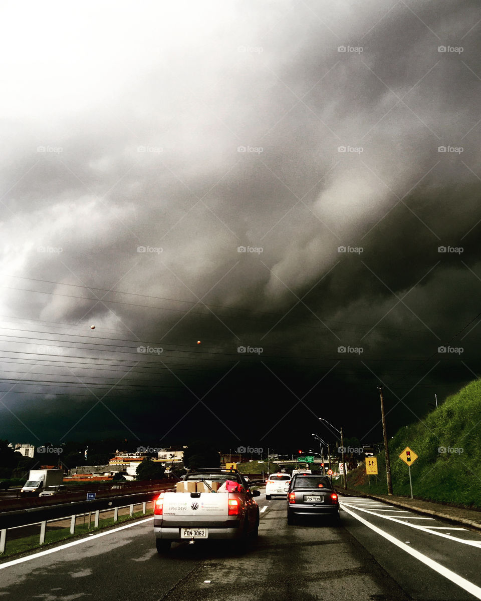 It looks like rain is coming ... look at the dark clouds and the dusky weather. /Parece que vem chuva... olhe aí as nuvens escuras e o tempo lusco fusco. 