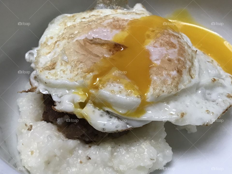 Fried egg and grits and sausage 