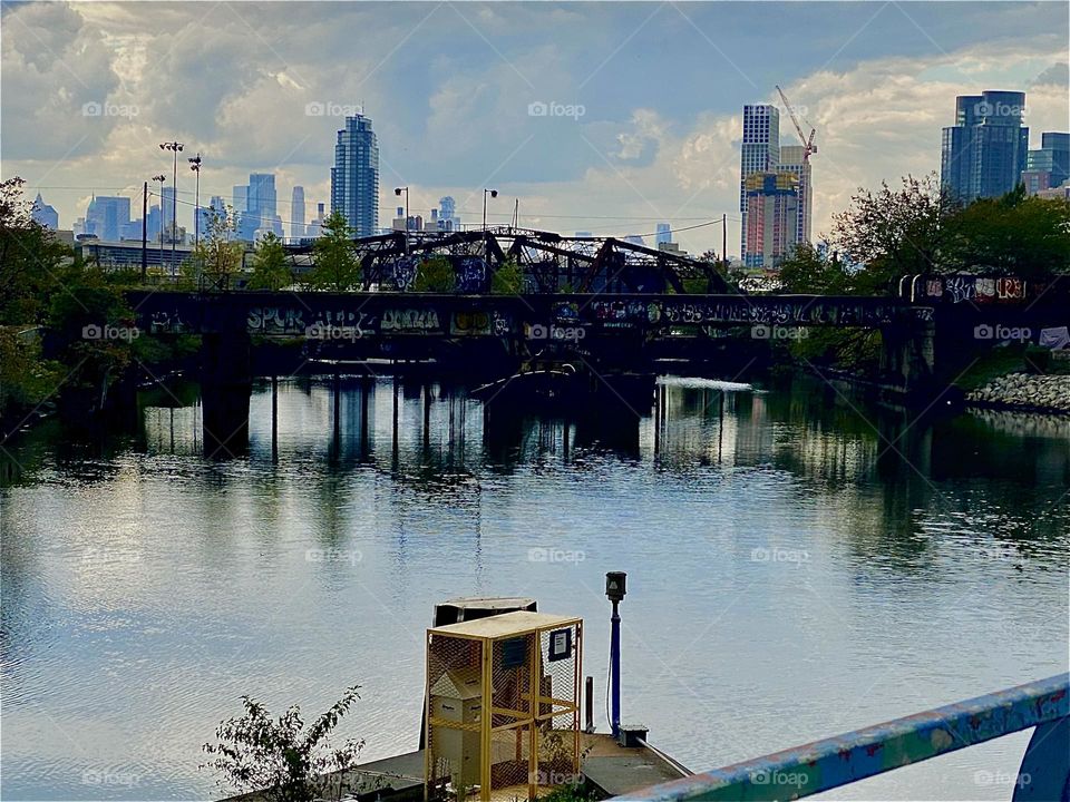 The body of water that we are crossing here on the „Borden Avenue Bridge“ is „Dutch Kills“, an ocean inlet of the „East River“ comparable to „Newtown Creek“ by the „Pulaski Bridge“. 2023. Hypnotic Productions
