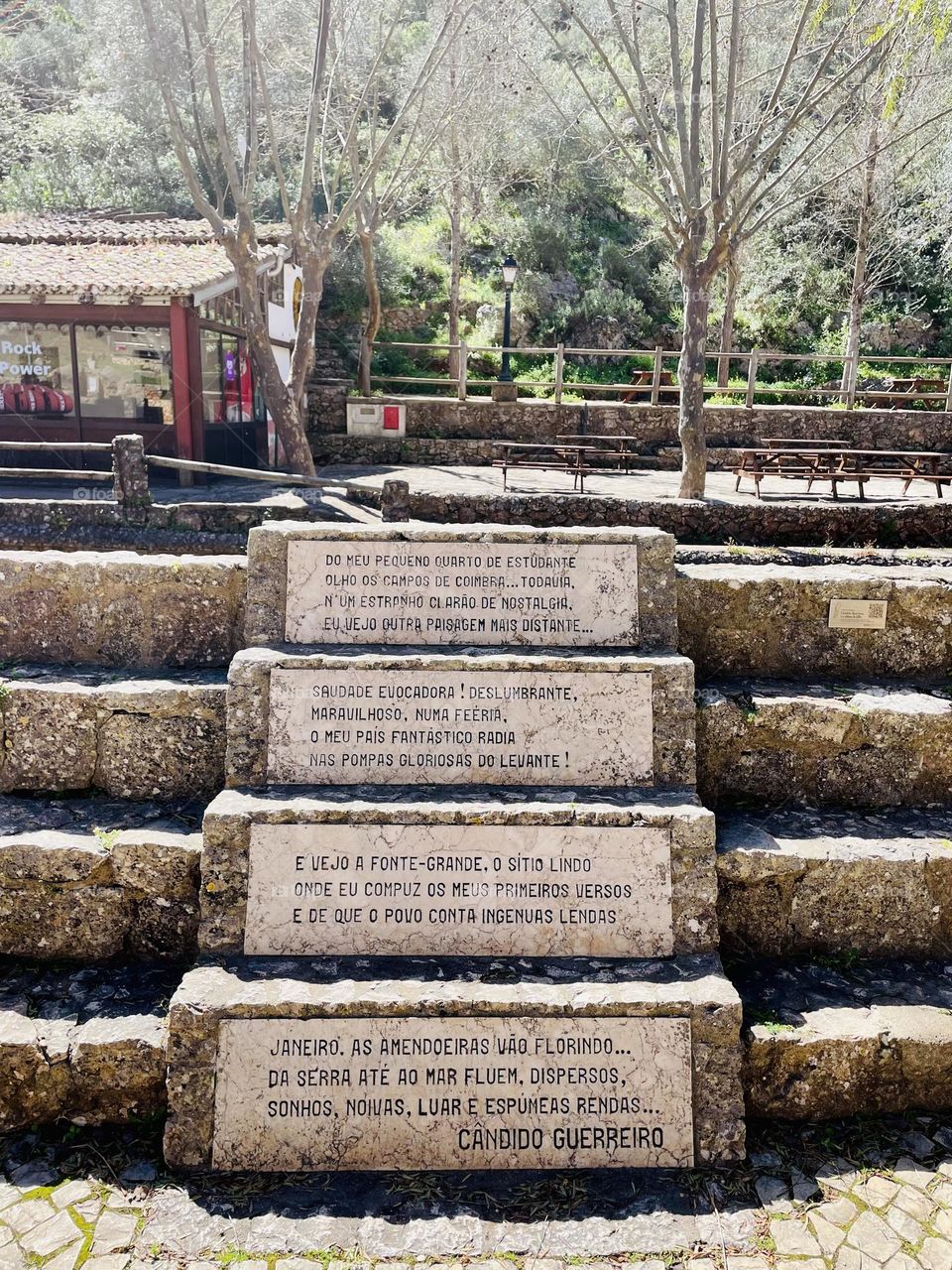Poema em pedra, Portuguese Poem in Stone 