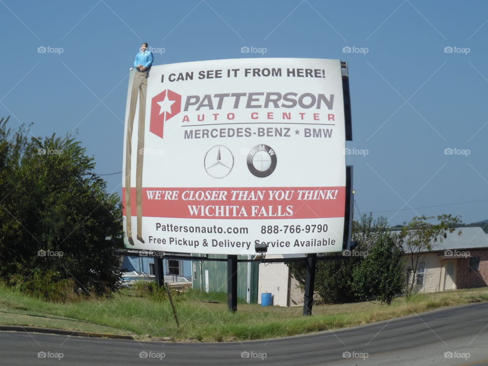 stretch Armstrong lives. This is a picture of a funny billboard. 👣 🚶 🏃 🔥 💨