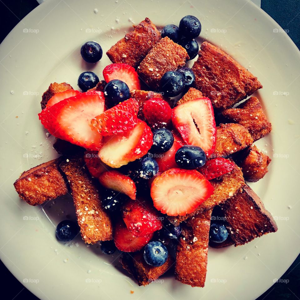 French Toast Bites With Blueberries And Strawberries, Colorful Breakfast, Breakfast Time, Food Photography, Eating Out At A Restaurant