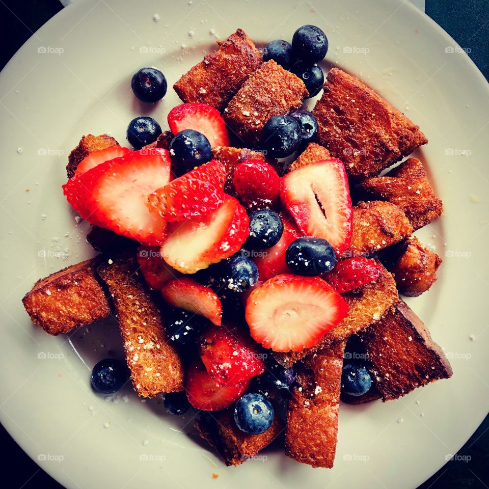 French Toast Bites With Blueberries And Strawberries, Colorful Breakfast, Breakfast Time, Food Photography, Eating Out At A Restaurant 