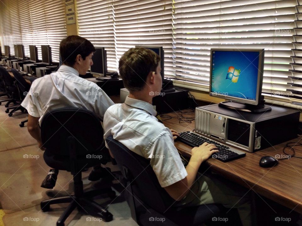 Students in front of computers I school library