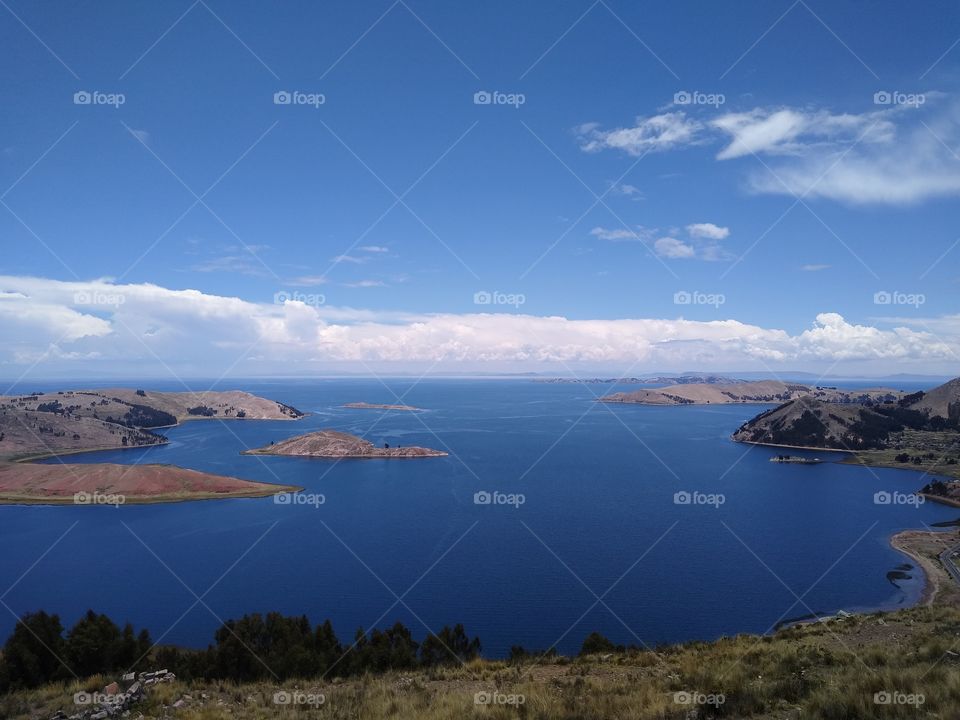 El Lago Titicaca desde el jardín del altiplano