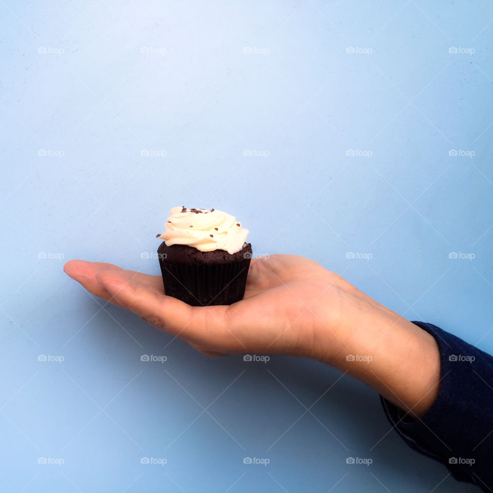 Serving a cupcake