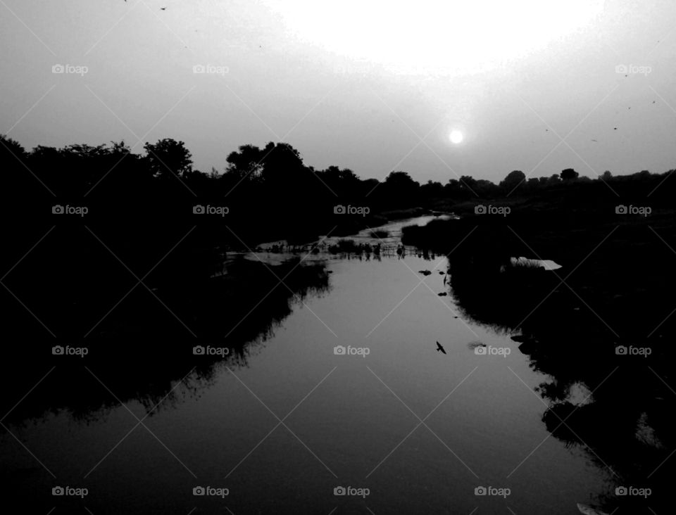 b&w photo,b&w evening photo,Photos of the sunset,better photos of the setting of the sun,beautiful photos of a cool evening evening,a beautiful view of the sun sets in the winter,a colorful photo of the evening,photos of the evening to be cherished