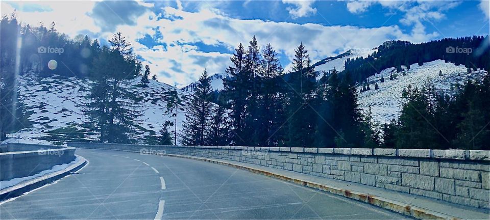 This mountain road leads to „Bayerischzell“, a small but popular township near the Alps in „Bavaria“, Germany. Because of the altitude snow can still be found here in late April 2024. Hypnotic Productions