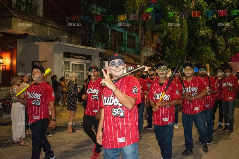 Beisbolistas en el festival de día de muertos Sayulita