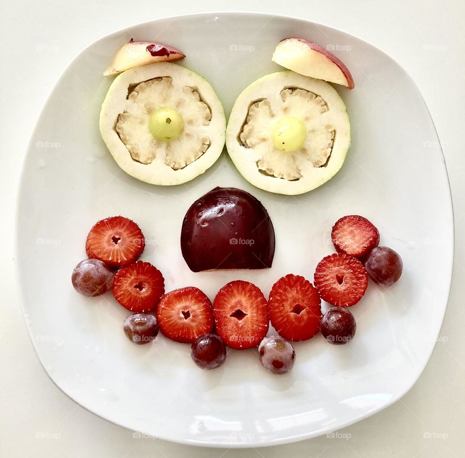 🇧🇷 With these delicious fruits in circle cuts, we made a smiley face! / 🇧🇷 Com essas deliciosas frutas em cortes de círculo, fizemos um rosto com sorriso!