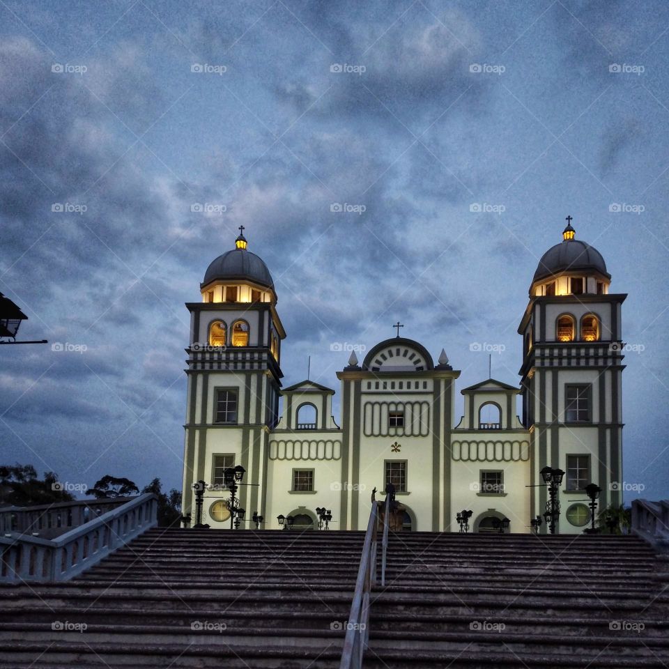 Basílica de Suyapa al anochecer ⛪