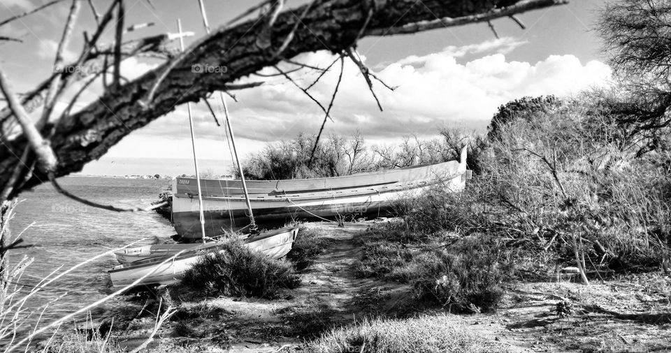 Boat in black and white