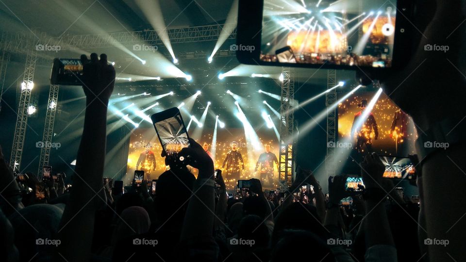 immortalize the beauty of stage lighting at a music concert.