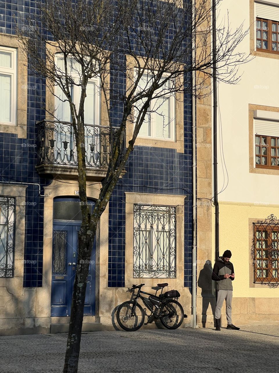 Man waiting with his bike