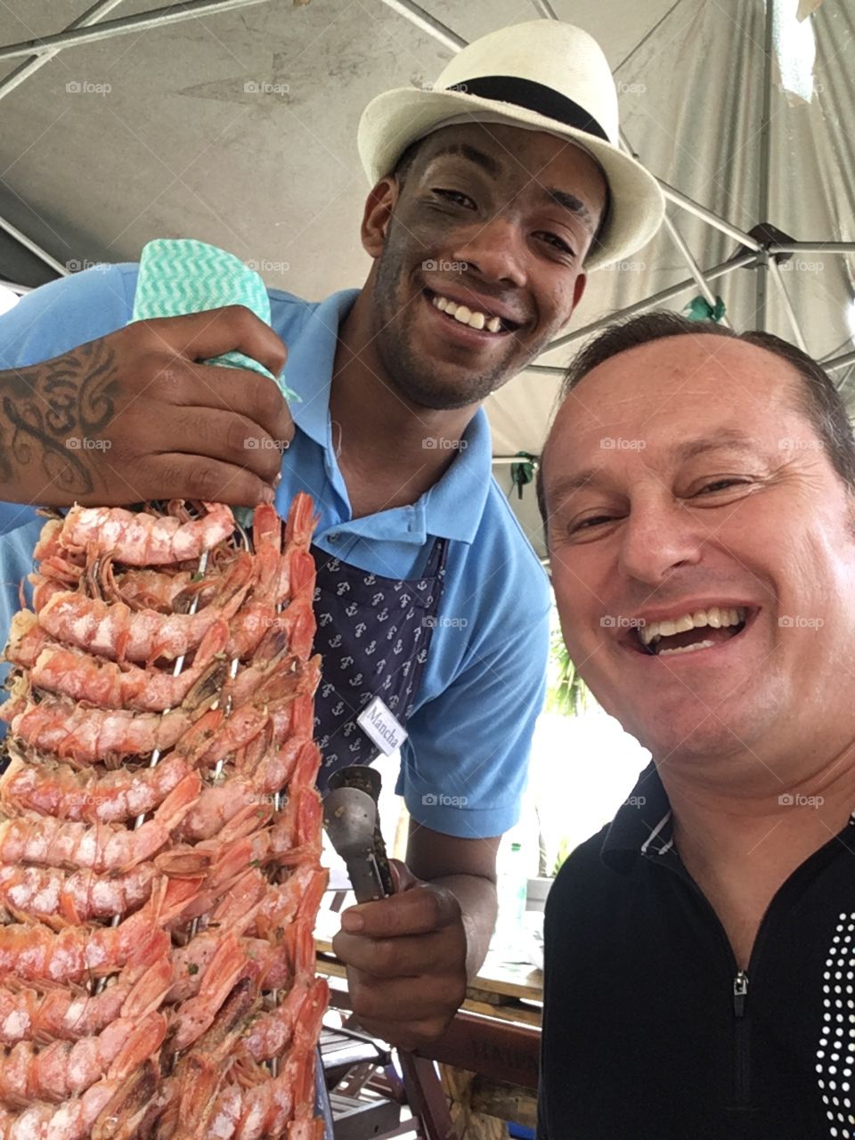 Shrimp! A Brazilian delight, served with great joy and flavor.  Let's eat, guys? / Camarões! Uma delícia brasileira, servida com muita alegria e sabor. Vamos comer, pessoal?