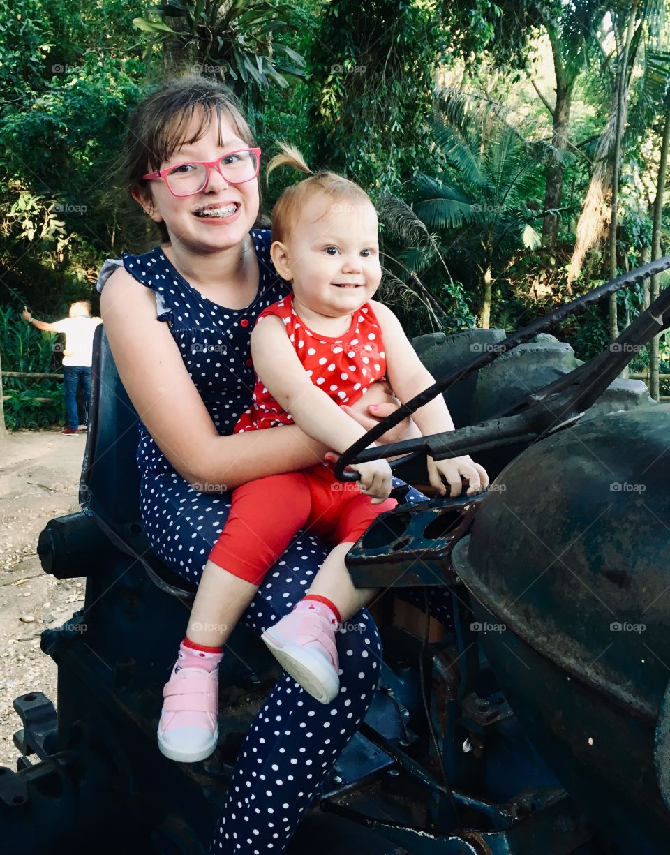 🇧🇷Um amor rural! Duas irmãs felizes andando no trator da fazenda. É amar a natureza! / 
🇺🇸A rural love! Two happy sisters walking on the farm tractor. It is to love nature!