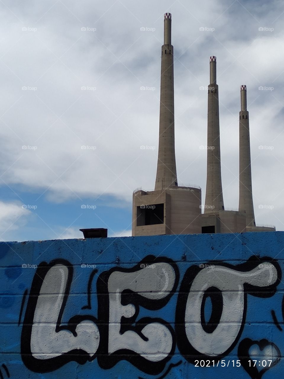 3 chimeneas y grafiti con mi nombre