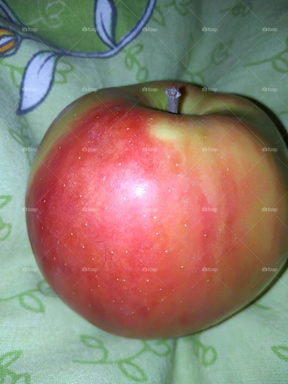 red apple