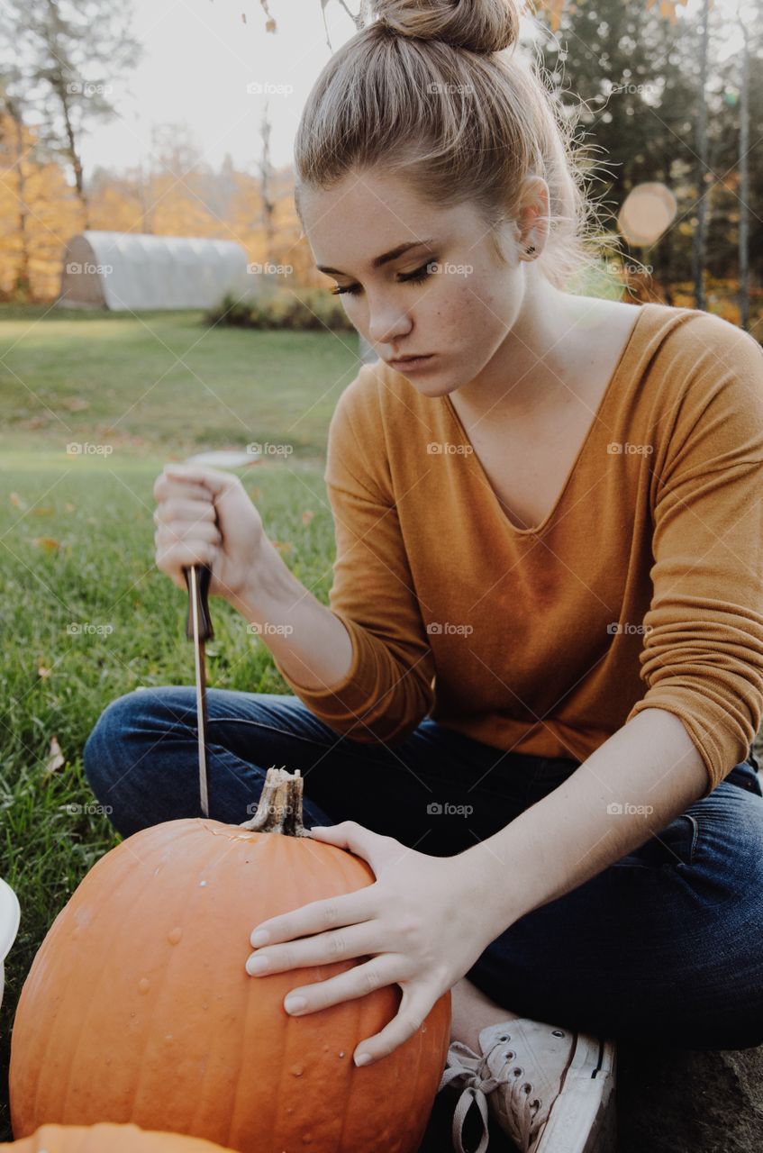 carving pumpkin 
