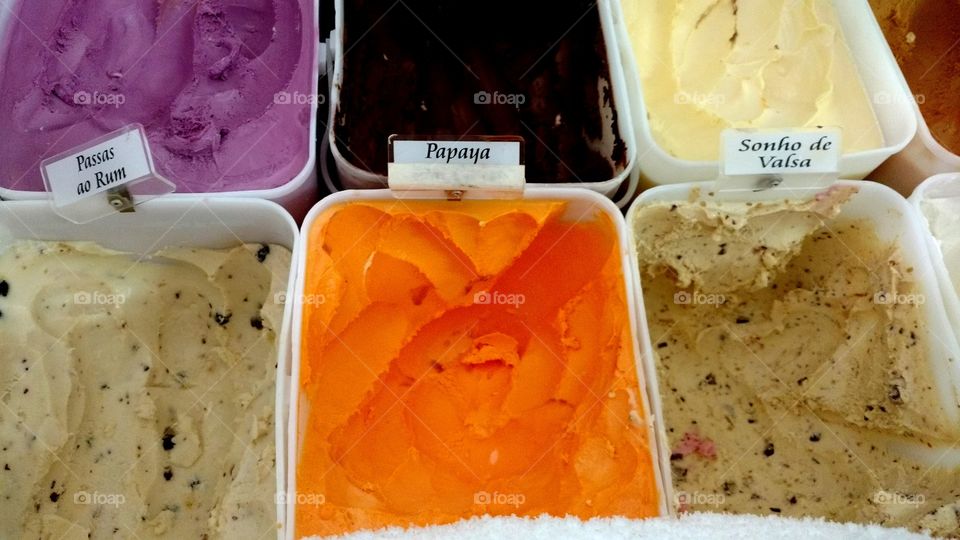 Sorvetes em sorveteria.