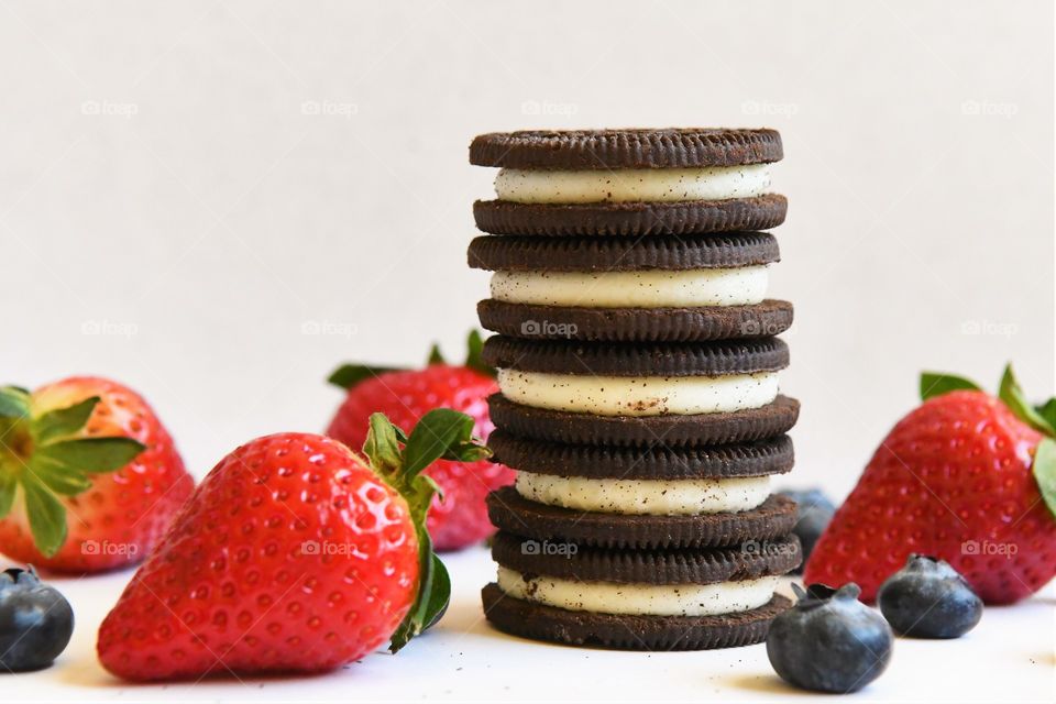 Oreo cookies and berries