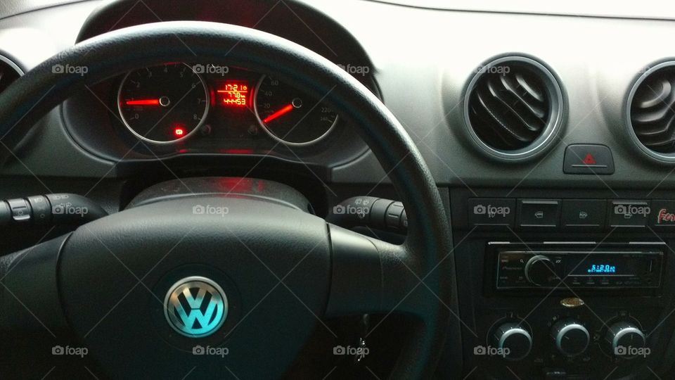 Painel confortável, volante, e velocímetro. Carro novo.