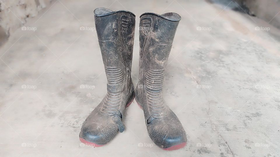 With Bouncing Soles
As a farmer, these boots are always loyal to accompany me when working everyday in the garden.