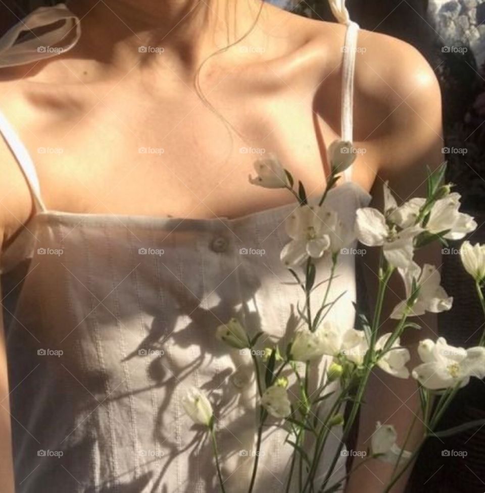 flowers/girl/closeup 