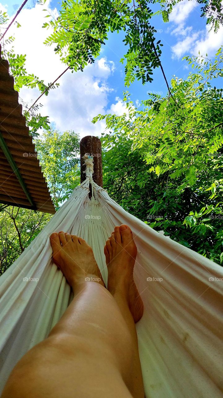 Em uma rede preguiçosa posso apreciar a tarde tranquila e agradável.