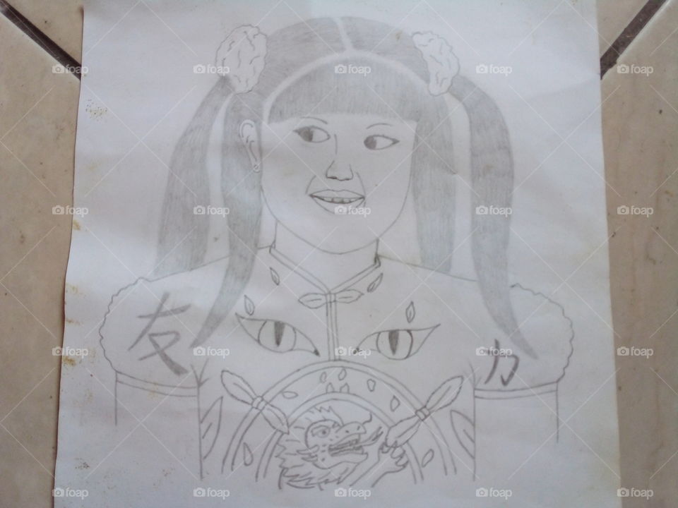 Garota estranha, um desenho dos tempos de infância guardado nos recantos do quarto.