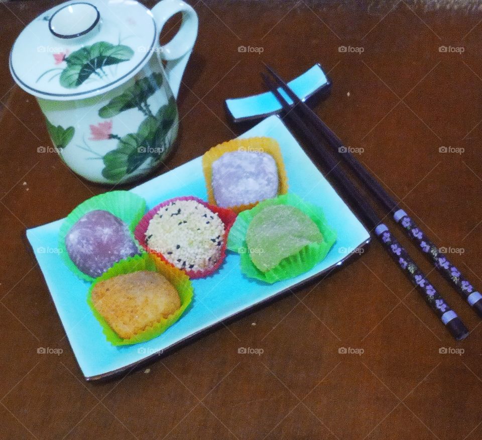 japanese mochis and tea