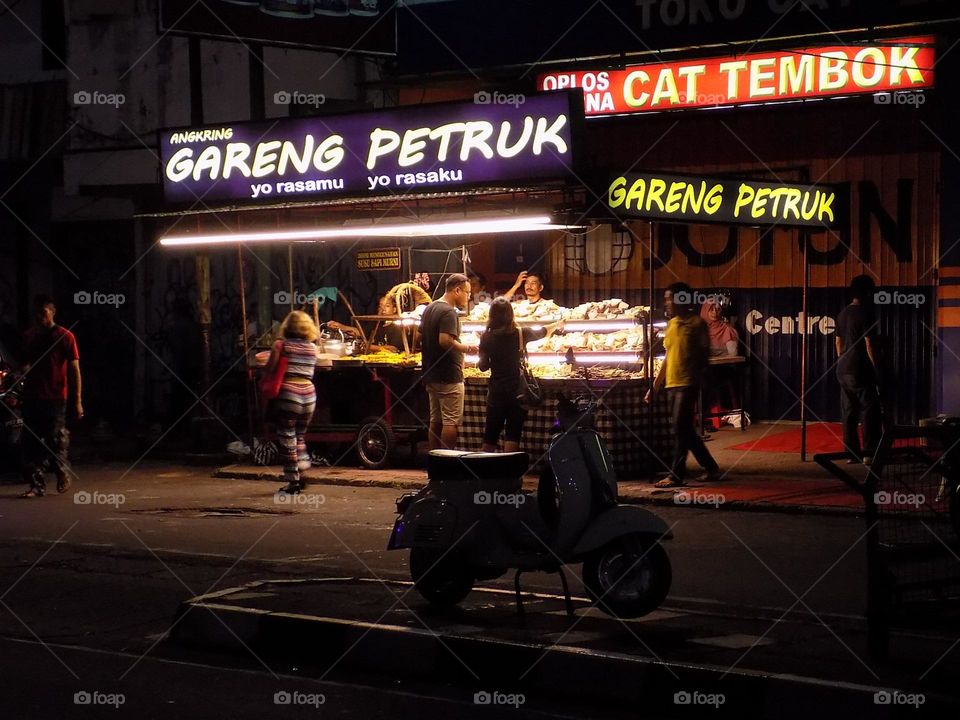 On one side of the corner of the city of Yogyakarta, there is a traditional food stall typical of the city of Yogyakarta called the Angkringan menu