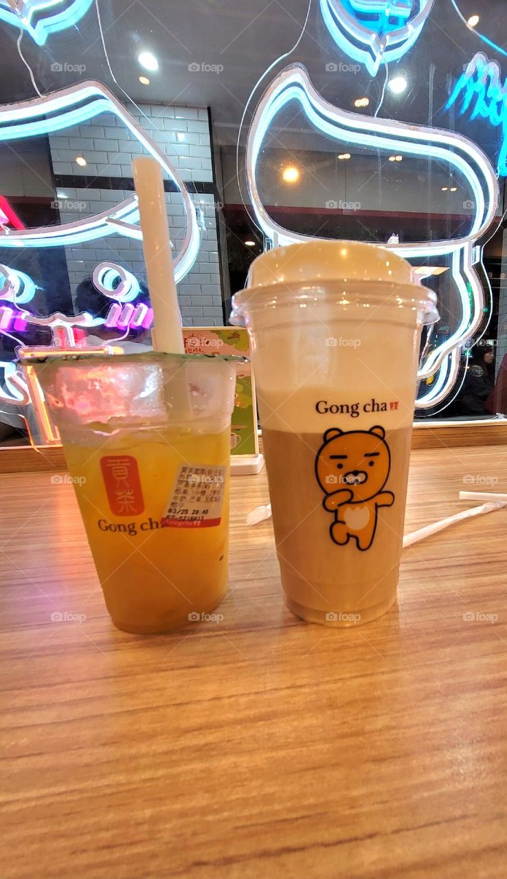 mango drink and milk cap tea.milk cap tea is a tea beverage that originated in Taiwan in the 2000s. It is a branch of Taiwan’s milk tea drinking culture. Fresh milk, cheese, cream, etc. are added to the tea and placed on the surface.