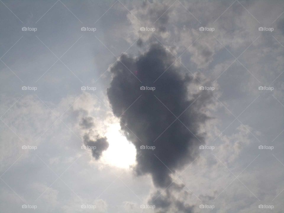 Sonne hinter dunkler Wolke