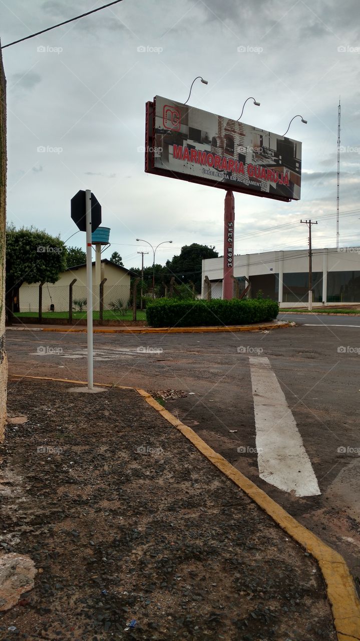 Outdoor. Placa luminosa na esquina... Marketing.