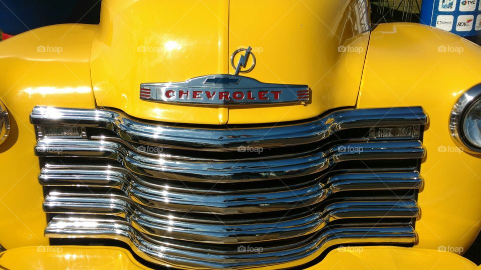 Caminhonete amarela antiga da Ford.