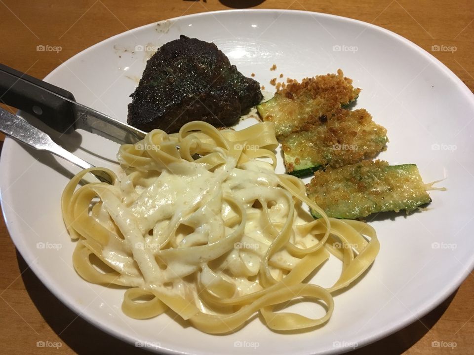 Fettuccine alfredo with steak sirloin and zucchini 