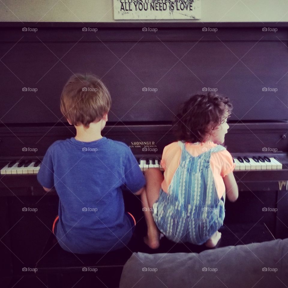 twins at the piano