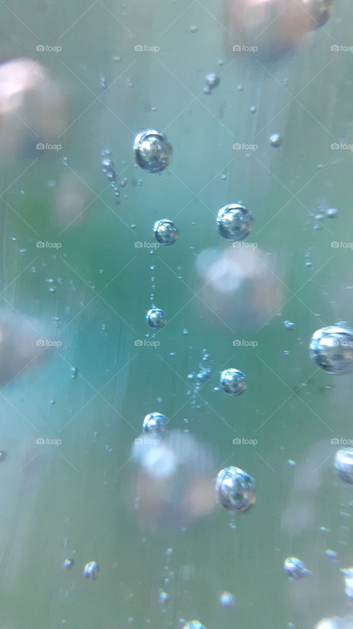 mirando atraves del cristal