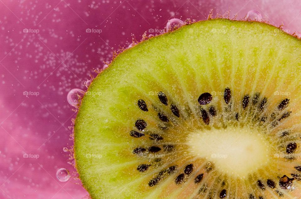 Pink schwepps with kiwi