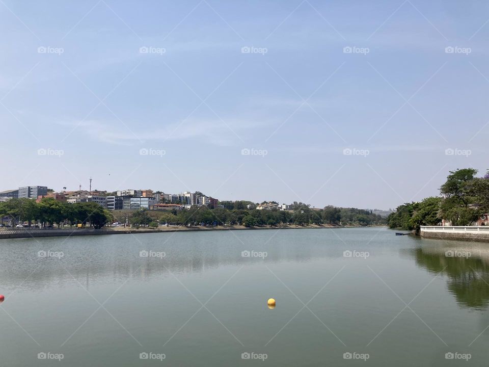 Meio-dia no Lago do Taboão. Que calor, amigos!

Ao menos, tudo muito bonito.
Bragança Paulista, Brasil