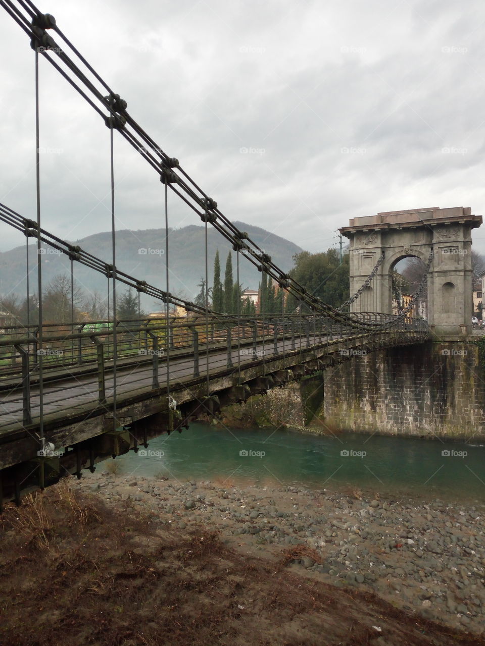 ponte in pietra e ferro grigio
