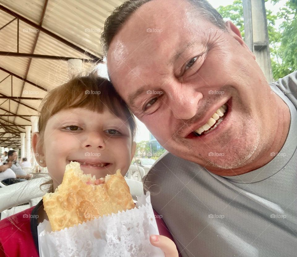 Hora do Pastel na Feira!

Com essa menininha, tudo fica mais gostoso.

O nosso é de linguiça. Quem vai querer?
